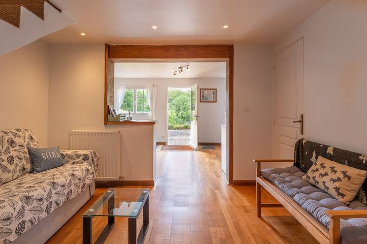 Petite maison 'Les Sapins' avec piscine partagée, terrasse partagée et Wi-Fi in Rochefort-en-Terre, Région de Vannes