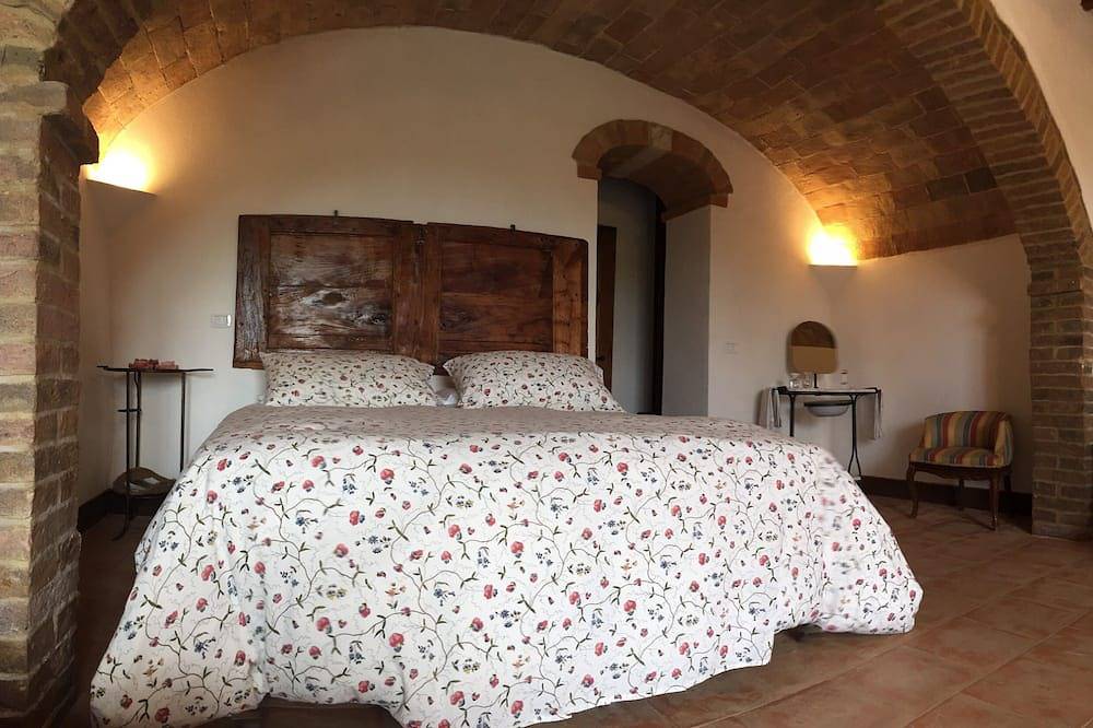 Ganze Wohnung, Typische toskanische Residenz in einem alten Dorf am Stadtrand von Siena in Monticiano, Siena Provinz