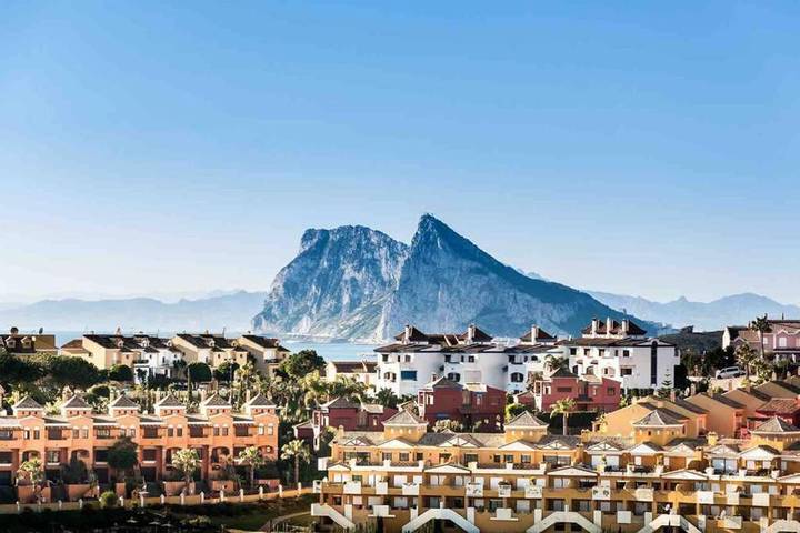 Chalet para 8 personas, con terraza y piscina además de jardín y jacuzzi en Campo de Gibraltar - 2