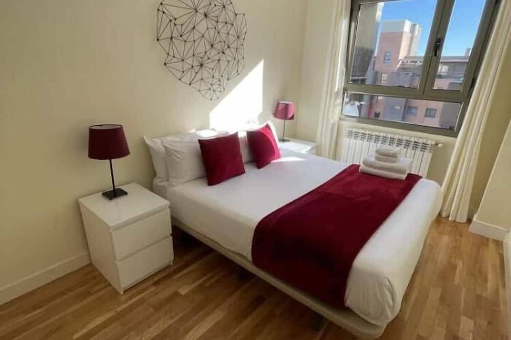 Entire apartment, Las Tablas - 1 Bedroom with sofa bed and terrace in Punto de Atención al Ciudadano, Madrid