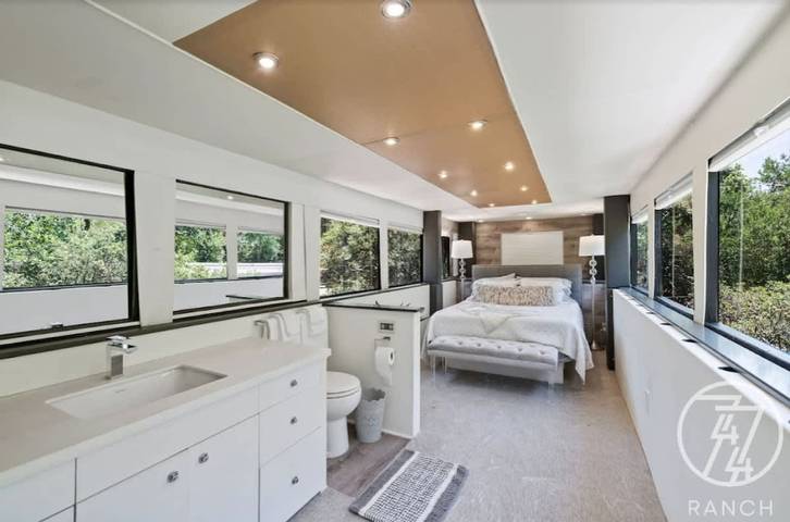 Villa for 4 people, with lake view and yard as well as terrace, with pets in Texas