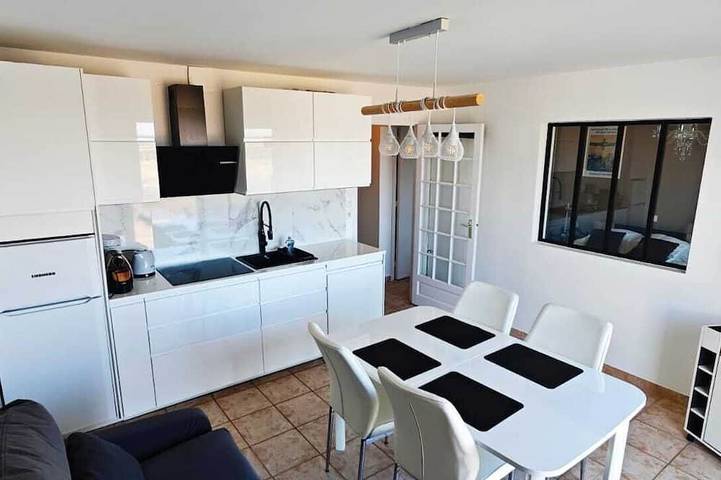 Appartement entier, Nouveau, F2 face à la mer, port 20m, commerces 80m, très calme, garage, balcon in Saint-Vaast-la-Hougue, Région de Cherbourg