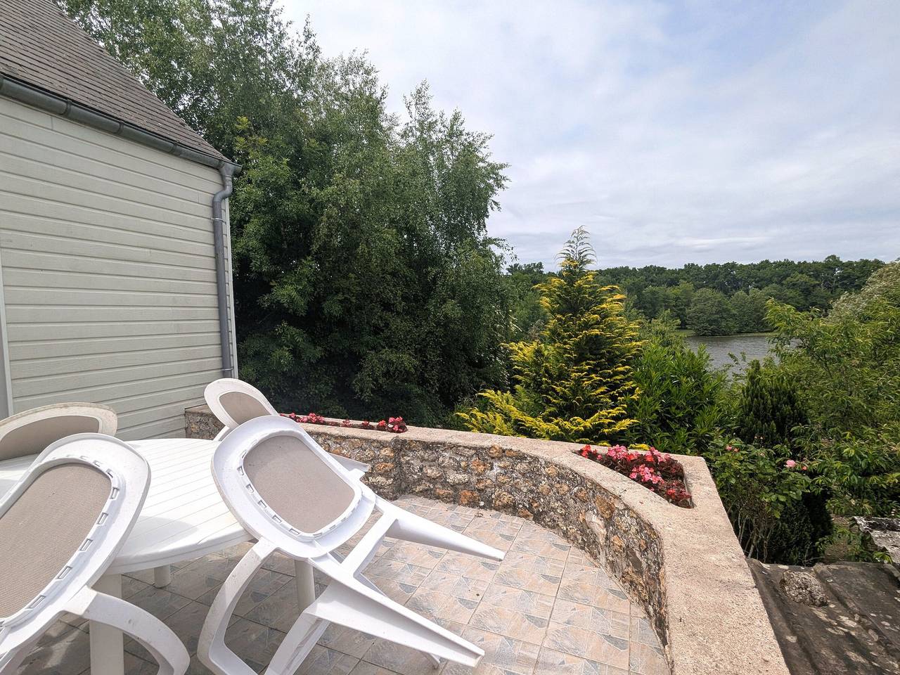 Gîte indépendant avec terrasse et accès direct au lac in Dampierre-en-Burly, Vallée de la Loire