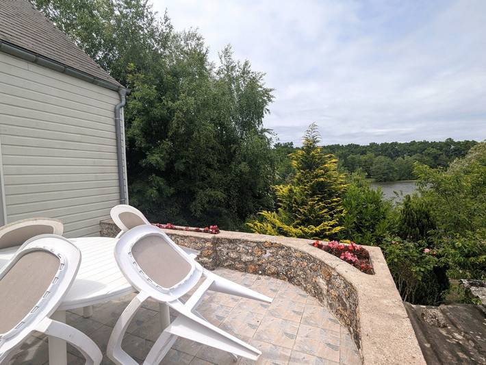 Unabhängiges Ferienhaus mit Terrasse und direktem Seezugang in Dampierre-en-Burly, Loire-Tal