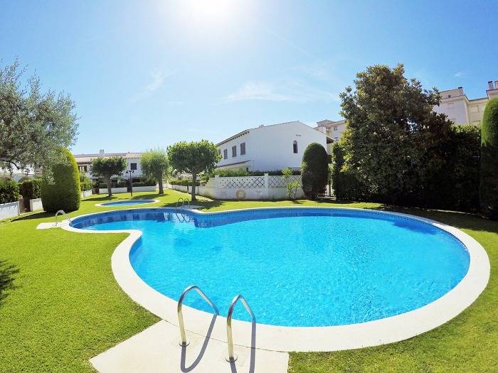 Location de vacances pour 8 personnes, avec piscine et bassin pour enfant ainsi que balcon et jardin dans Platja de Calafell - 3