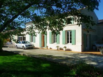 Gîte pour 2 personnes, avec vue et jardin à Gémozac