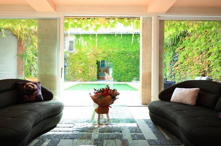 Gîte pour 10 personnes, avec Jacuzzi et Terrasse ainsi que Jardin et Piscine à Valderiès