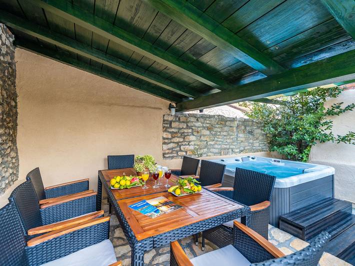 Ferienhaus für 6 Personen, mit Balkon/Terrasse und Pool, mit Haustier in Sukosan - 2