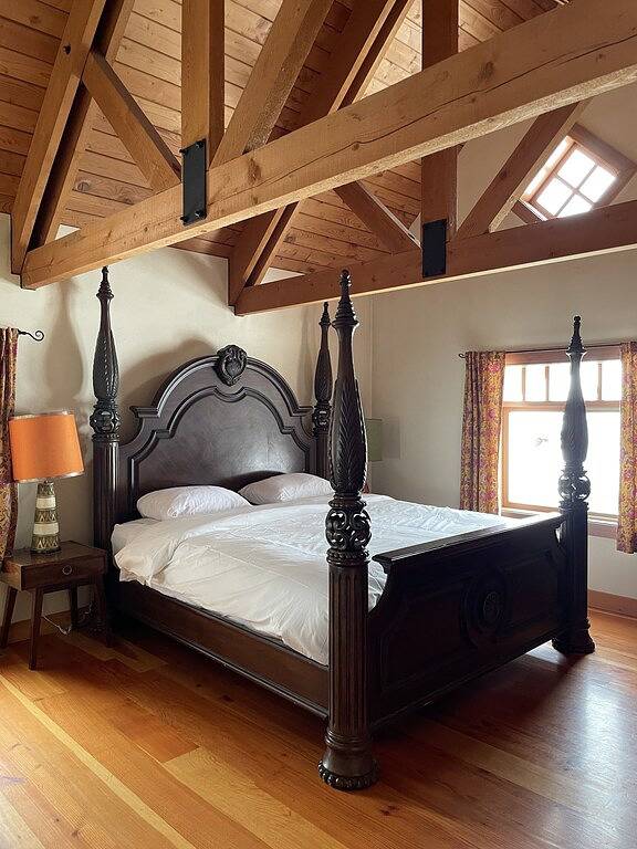 Log cabin for 12 people, with garden and sauna as well as balcony, with pets in Shuswap Lake