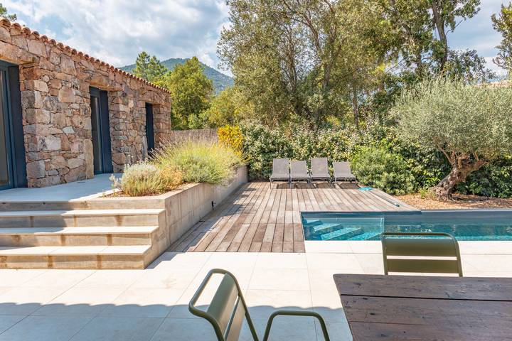 Ferienhaus für 8 Personen, mit Terrasse und Pool sowie Garten, kinderfreundlich