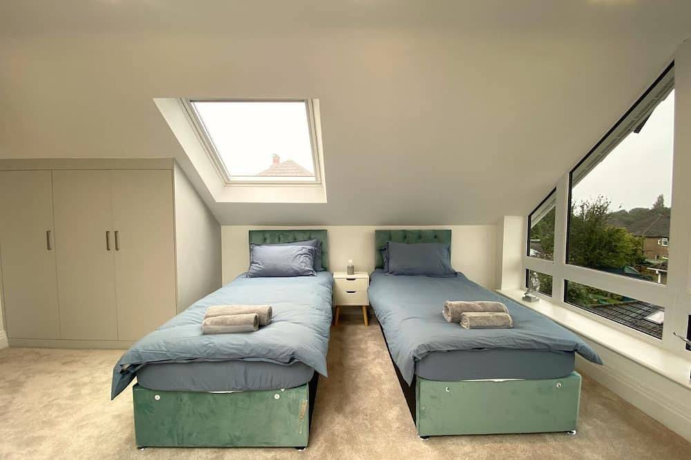 \"Tranquil 2-Bed Retreat: Office, Garden Oasis, & Fireplace Bliss!\" in Leeds, West Yorkshire