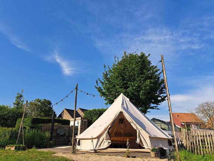 Camping voor 2 personen, with tuin and zwembad as well as uitzicht and terras in West-Vlaanderen