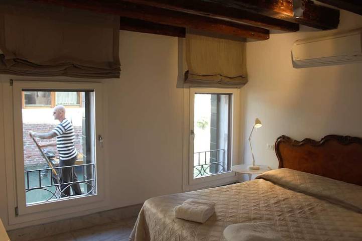 Ganze Wohnung, Charming, Ansichten von Kanälen, Gondeln, die Kirche der Miracoli in Venedig, Lagune von Venedig