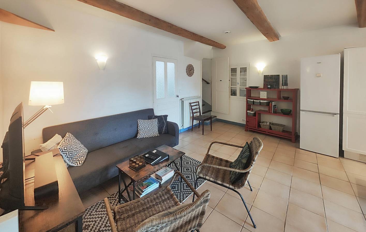 Appartement confortable près du centre de Les Aires, parking, Internet et grillades in Hérépian, Région de Béziers