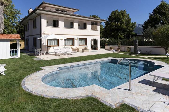 Villa per 10 persone, con idromassaggio e terrazza nonché giardino a Forte dei Marmi