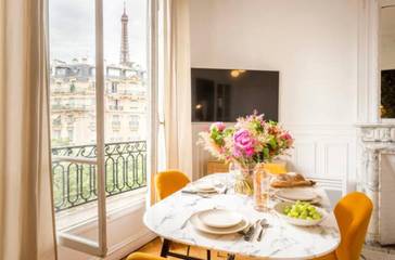 Chambre d’hôte pour 6 personnes, avec balcon près de la Tour Eiffel