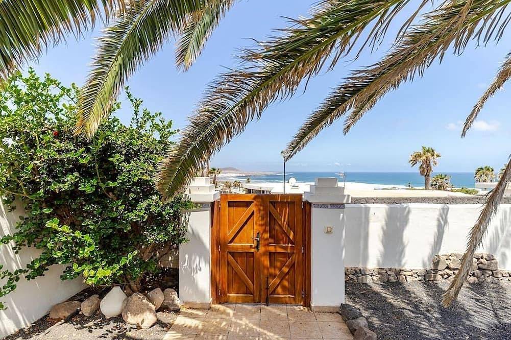 Stunning beach view, heated pool, perfect house for comfort and relaxation in Famara Beach, Teguise