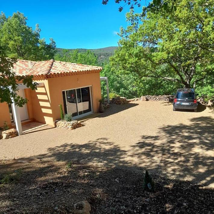 Gîte pour 2 personnes, avec terrasse ainsi que vue et jardin à Bauduen - 4