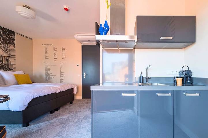 Ganze Wohnung, Minimalistisches und modernes Apartment mit privater Küche und Badezimmer in Tilburg, Nordbrabant
