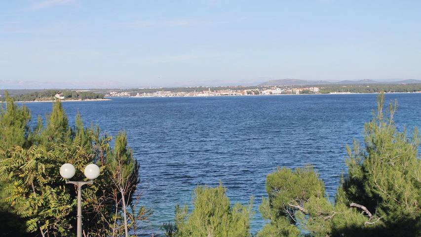 Studio für 2 Personen, mit Ausblick und Terrasse in Tkon