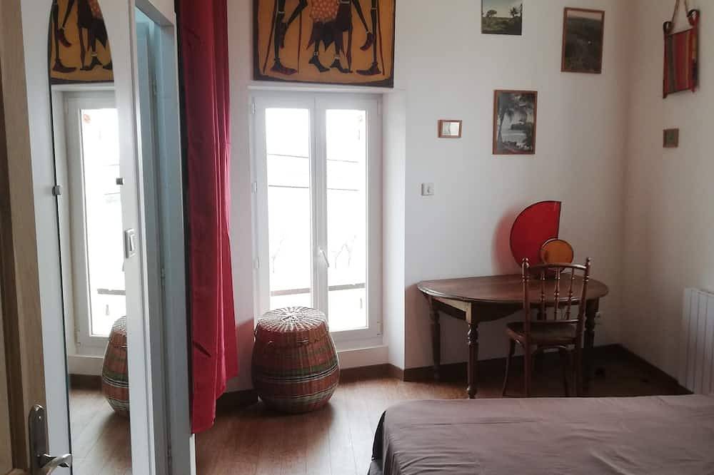 Character house, 3 bedrooms, 3 bathrooms, large living room, wood burning stove in Blaye, Blaye region