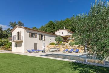 Location de vacances pour 10 personnes, avec jardin et terrasse ainsi que sauna et jacuzzi à La Garde-Freinet