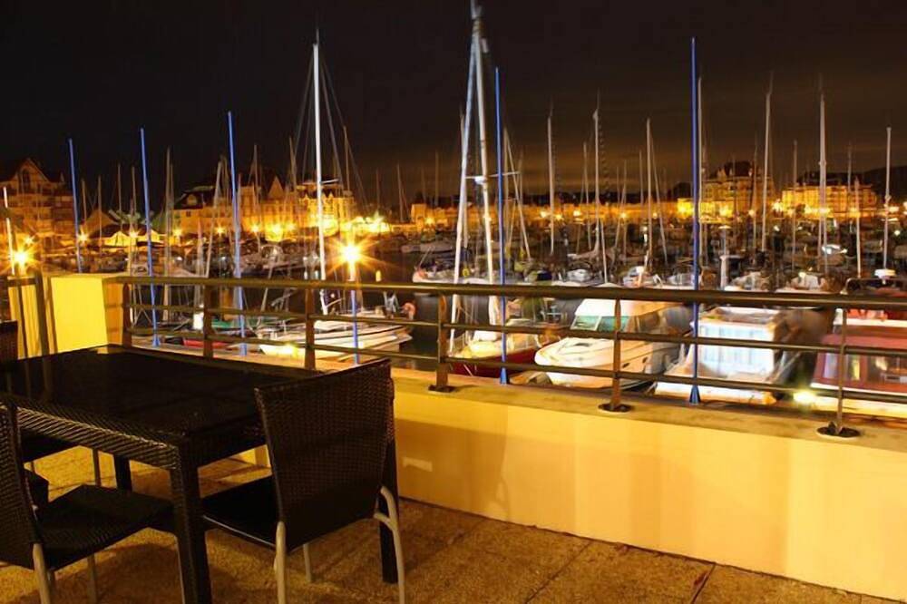 Entire apartment, Loft Duplex with Terrace, Superb view of Port Guillaume, 7mn from the beach in Dives-sur-Mer, Lisieux region