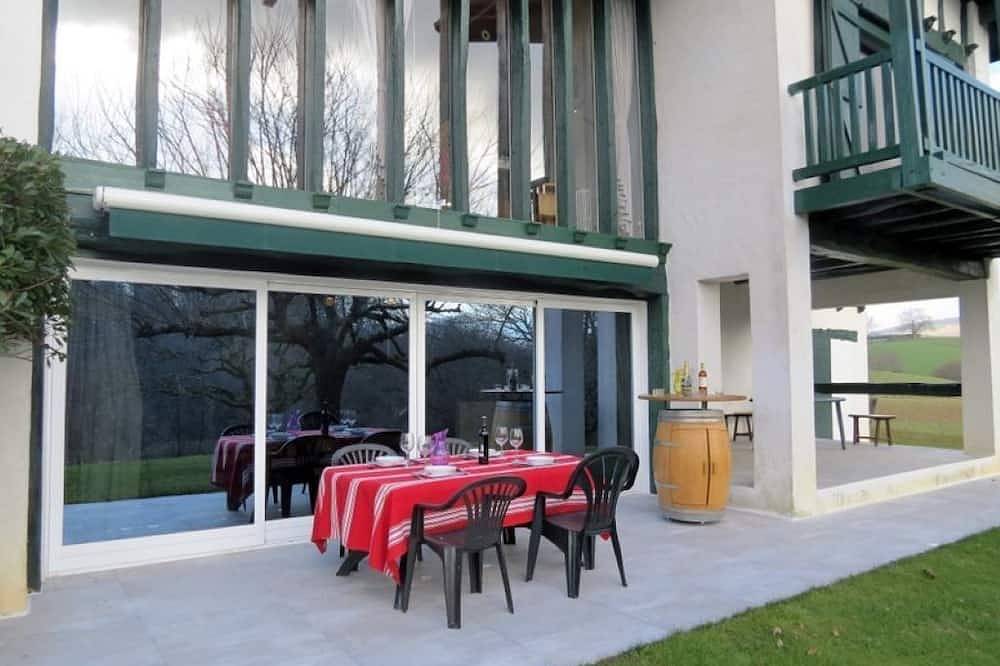 4000 sq.m. house with trees. Hiking, fishing, lake, mountains. 5 km from St. Pée in Souraïde, Bayonne region