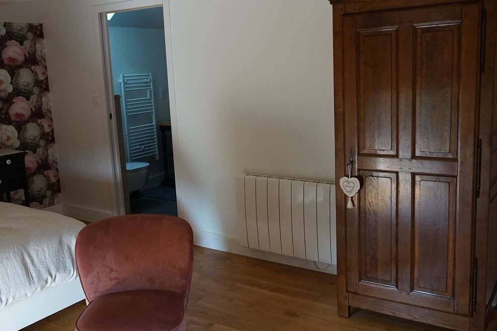 Au fil de l'eau \"Chambre d'hôtes\" situé au Vast dans une campagne verdoyante in Le Vast, Région de Cherbourg