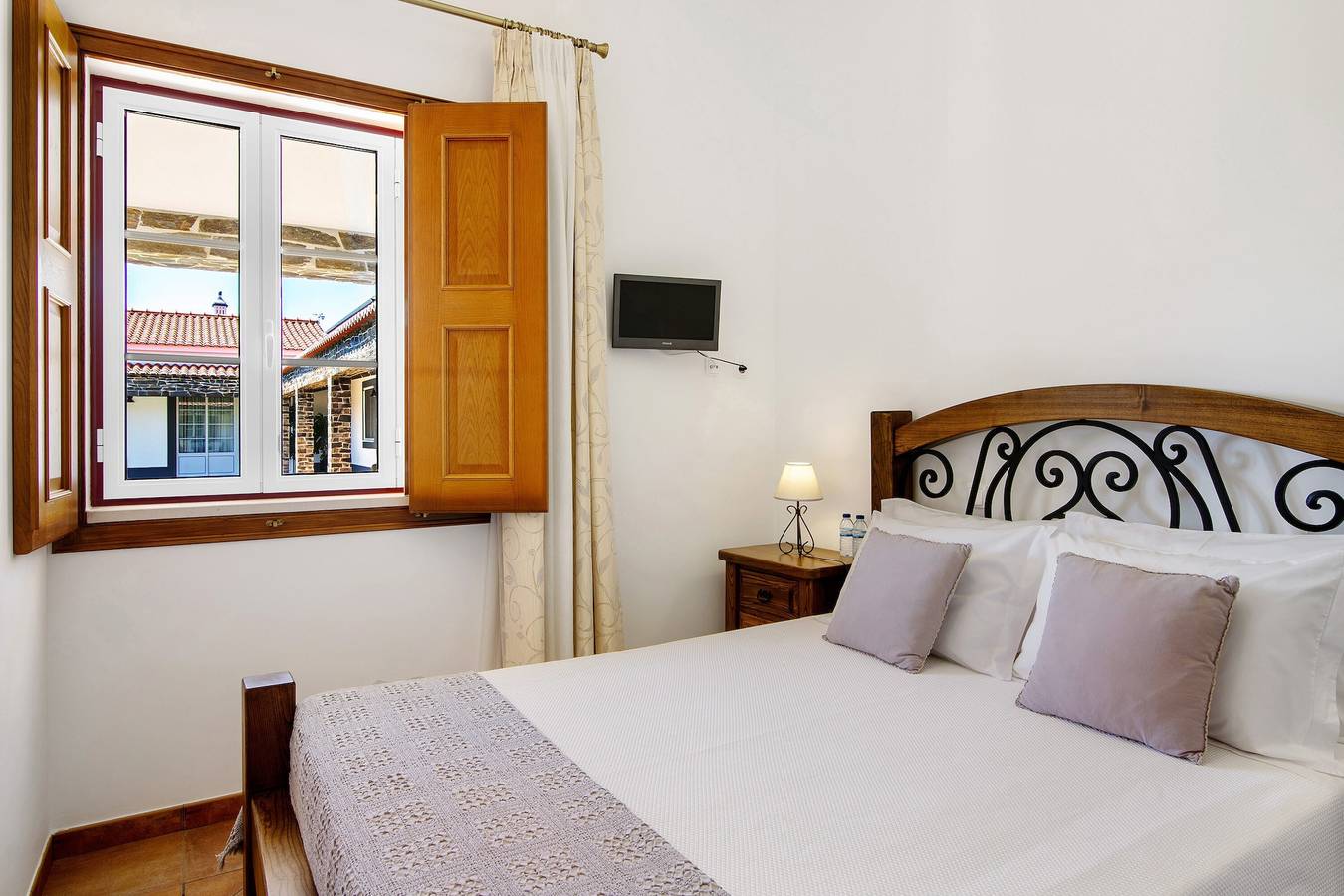 Quarto 'Quarto Roxo - Vista Pátio' com Piscina Partilhada, Wi-Fi e Ar Condicionado in Mértola, Distrito de Beja
