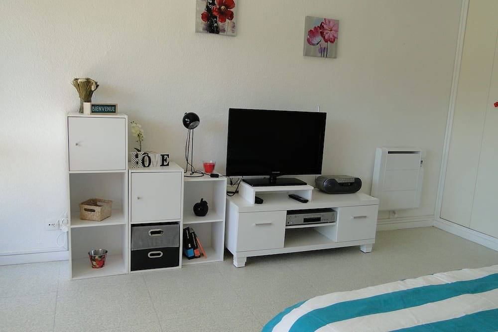 Appartement entier, Studio tout confort avec vue sur étang et Chateau in Chauffailles, Région de Charolles