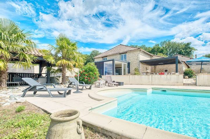 Gîte pour 15 personnes, avec piscine ainsi que jacuzzi et jardin à Montrem
