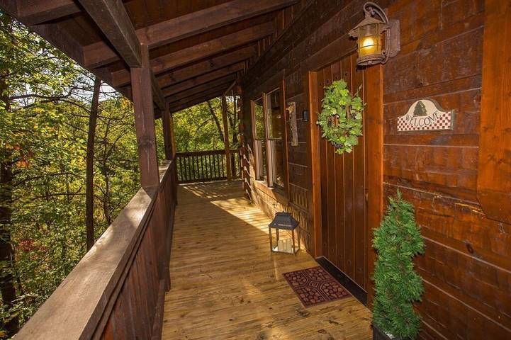 Log cabin for 13 people, with pool and hot tub as well as balcony, with pets in Pigeon Forge