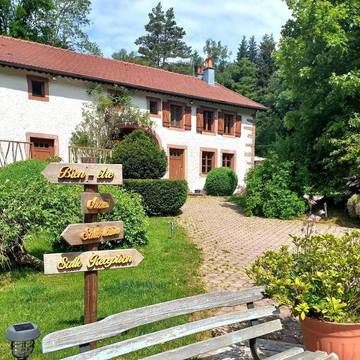 Gîte pour 8 personnes, avec jacuzzi ainsi que terrasse et sauna, animaux acceptés à La Chapelle-devant-Bruyères