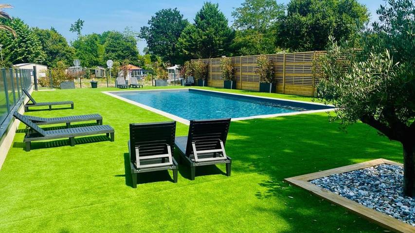 Chalet für 4 Personen, mit Pool und Ausblick sowie Garten und Terrasse - 1