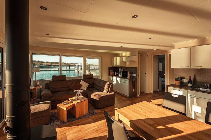 Floatinghouse Möwenschiss: Maritimes Flair mit Terrasse & Kamin auf 44 m² in Bärwalder See, Boxberg (Oberlausitz)