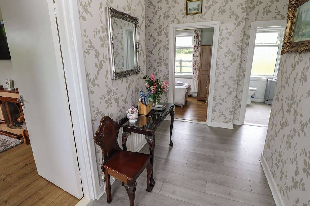 Kate'S Cottage, pet friendly, with open fire in Ballina, County Mayo in Lough Conn