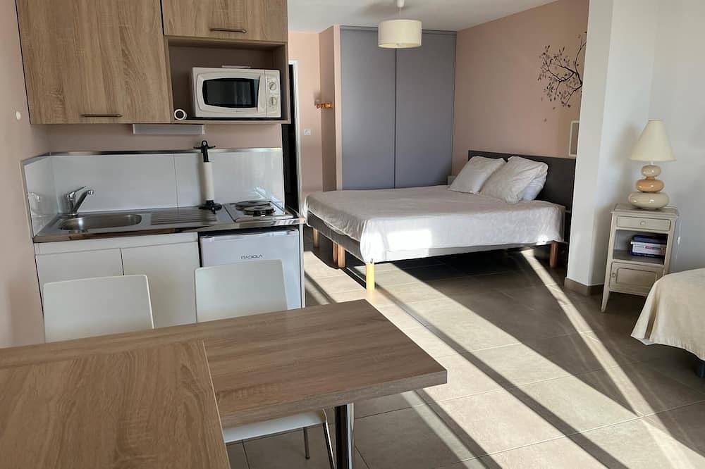 Entire apartment, Studio \"Albitru\" avec piscine & vue sur la baie d'Ajaccio ! in Alata, Ajaccio region
