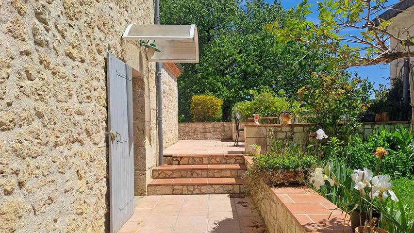 Location de vacances pour 5 personnes, avec Terrasse et Jardin ainsi que Piscine et Vue à Castella (homonymie)