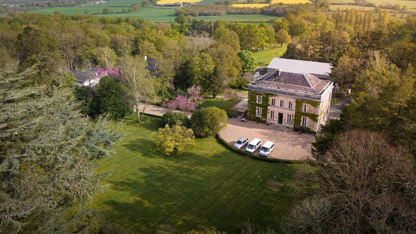 Gîte pour 36 personnes, avec jardin et vue à Bécon-les-Granits