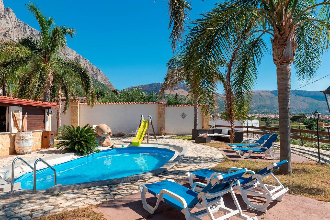 Villa "Ina" con Vista Mare, Piscina in Comune e Wi-Fi in Provincia di Palermo