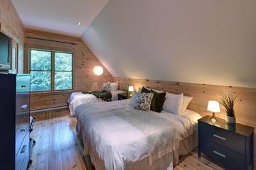 Chalet for 10 Guests in Lac-Supérieur, Quebec, Picture 1