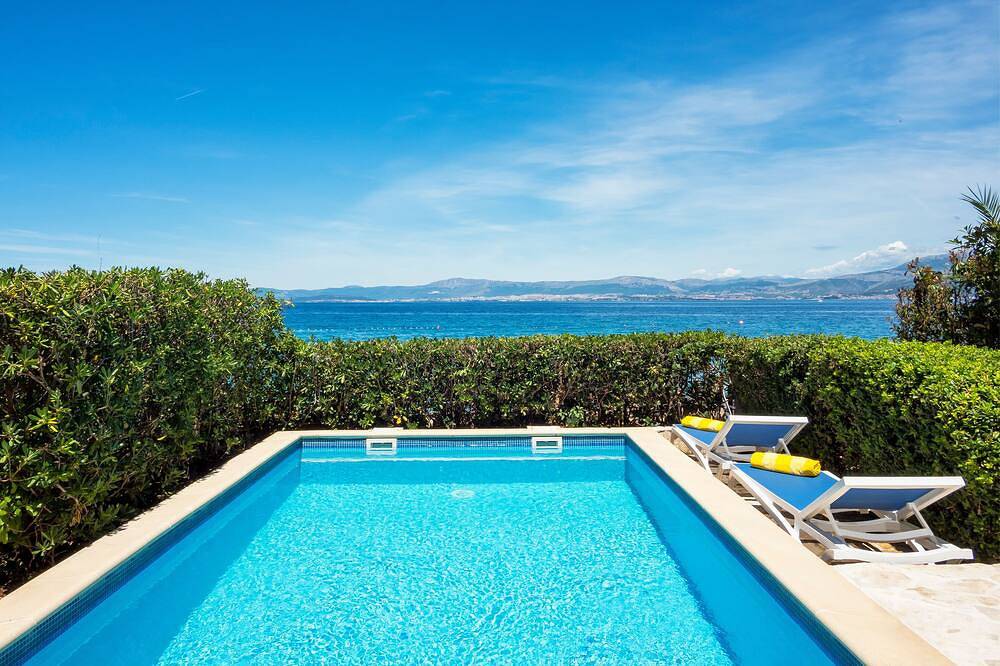 Beachfront twin villa, private heated pools and amazing sea views - Villa Violet in Supetar, Brac
