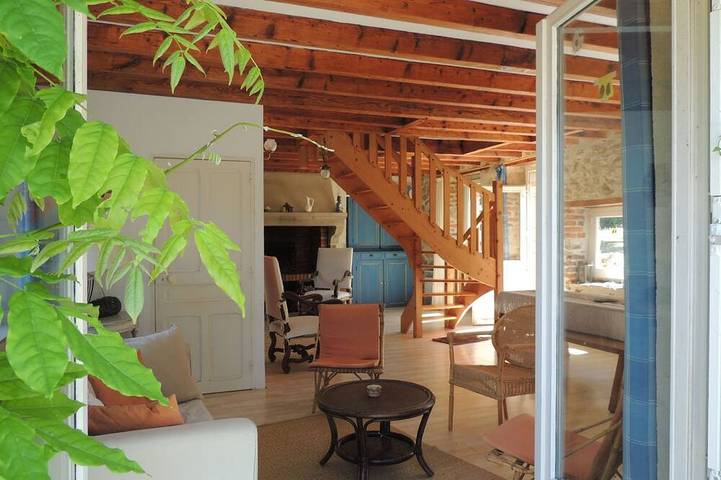 Location de vacances pour 6 personnes, avec jardin à Ars-les-Favets - 4