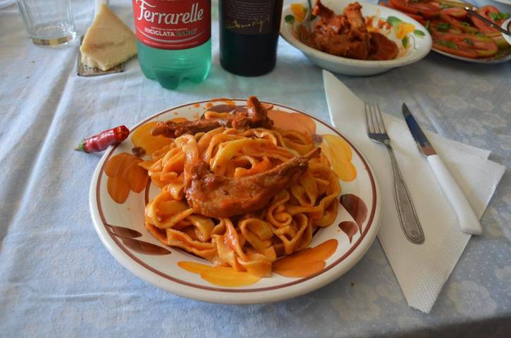 Location de vacances pour 7 personnes, avec terrasse ainsi que vue et jardin, animaux acceptés à Poggio Mirteto - 2