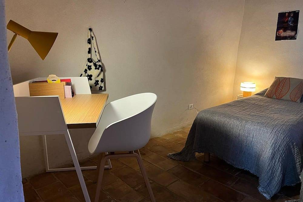 Village house with swimming pool in Vallabrix, Nimes und Umgebung
