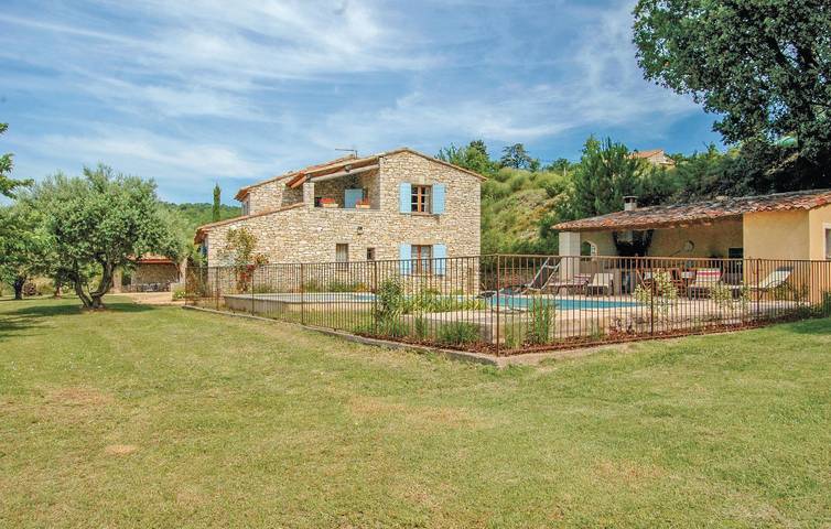 Location de vacances pour 9 personnes, avec piscine et terrasse, animaux acceptés à Sainte-Croix-à-Lauze