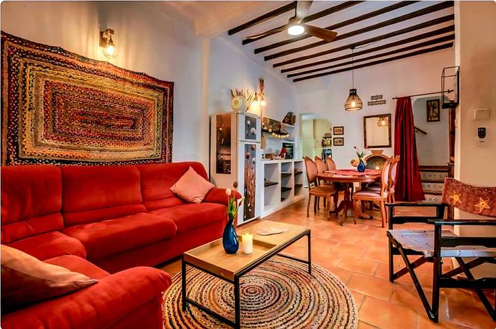 Casa Amarilla, preciosa casa en auténtico pueblo español entre montañas y mar in Callosa de Ensarriá, Costa Blanca