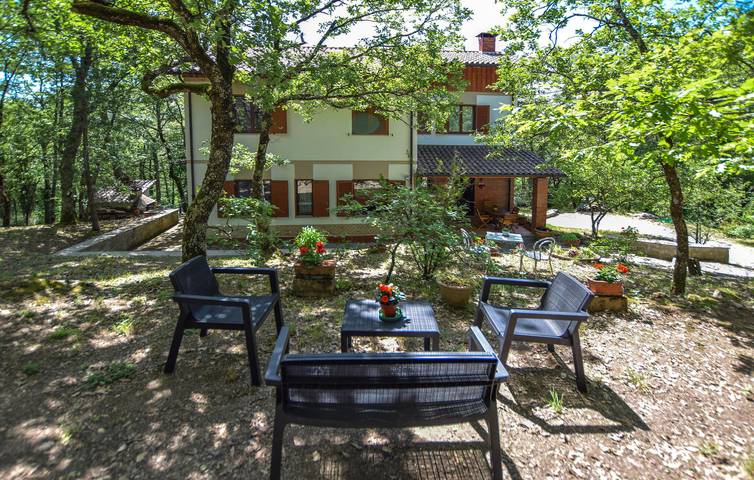 Accogliente appartamento di 200 m² con Wi-Fi, aria condizionata, parcheggio e angolo relax in giardino in Scheggia, Anghiari