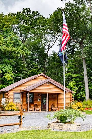 Log Cabin for 6 Guests in Cayuga Lake, Seneca County, Picture 4